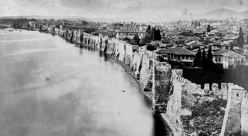 The only existing photograph, of the 4th c. Roman sea walls of Thessaloniki, dated to 1863. The sea walls were totally demolished by 1867. The photograph was recently discovered in the Hungarian national archives, within a set of photographs taken by three Armenian brothers; Viken, Hovszep and Gevorg Abdullahjan, who were pioneering photographers in the Ottoman empire and had also worked for the Sultan. [Alexis Gateley]